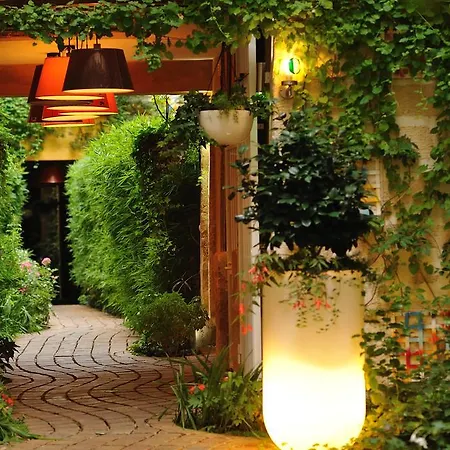 Les Patios Du Marais 2 Parigi